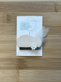 Pietenmuts met veer creme/zwart