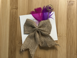 Jute strikje met veertjes en staf