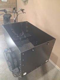 Bakfiets.nl Cargobike driewieler breed, kleur donker groen , Shimano 6100 motor, 400Wh accu, 7 versnellingen; hoge rechte zwarte bak