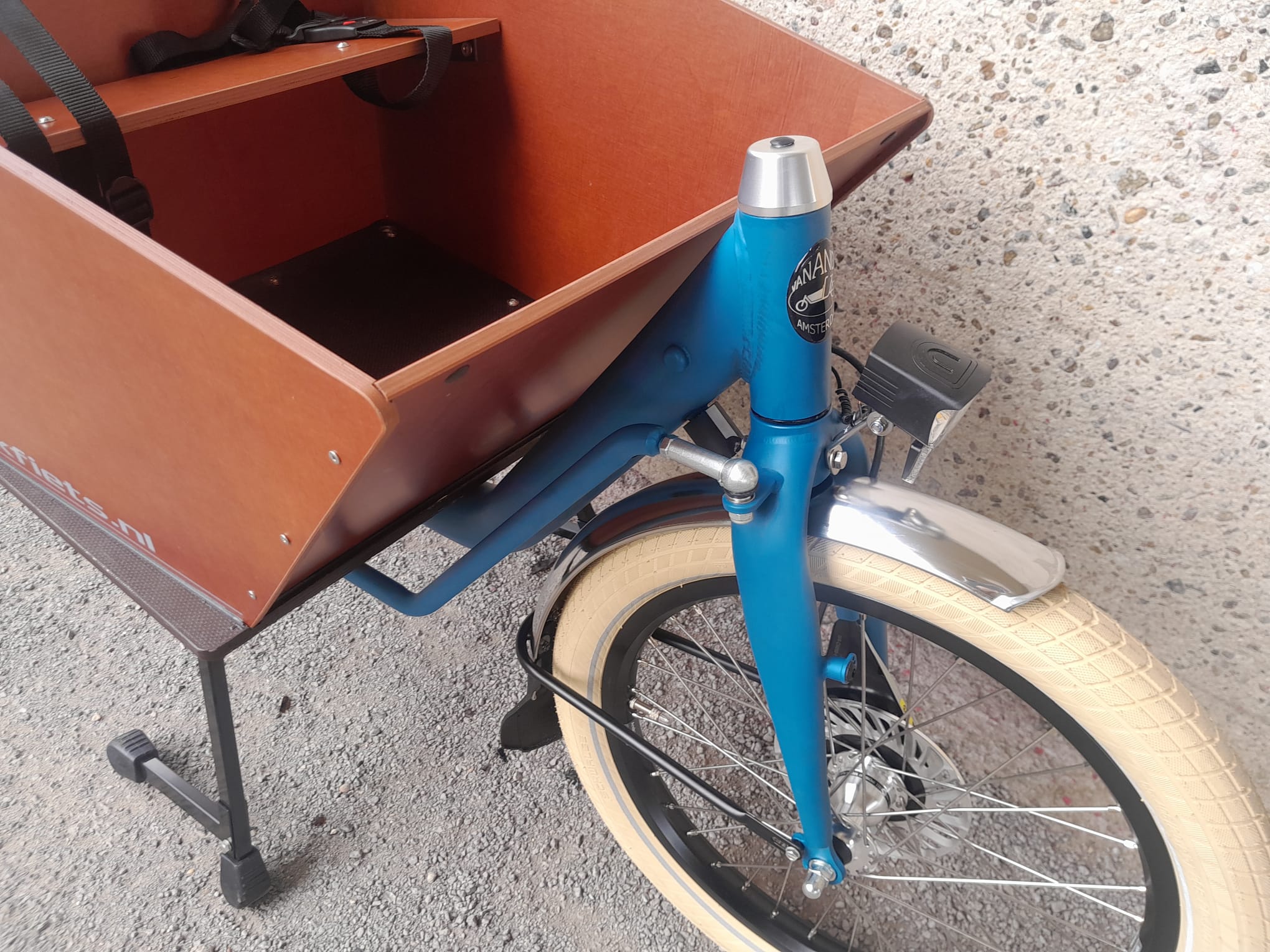Bakfiets.nl Cruiser Short, Mat Petrol Blue, Shimano 5-speed naaf, Rollerbrake remmen, Shimano 6100 middenmotor,  Accu 418Wh, zwarte koplamp, Bruin e-bike zadel, rvs spatborden, zwarte achterdrager