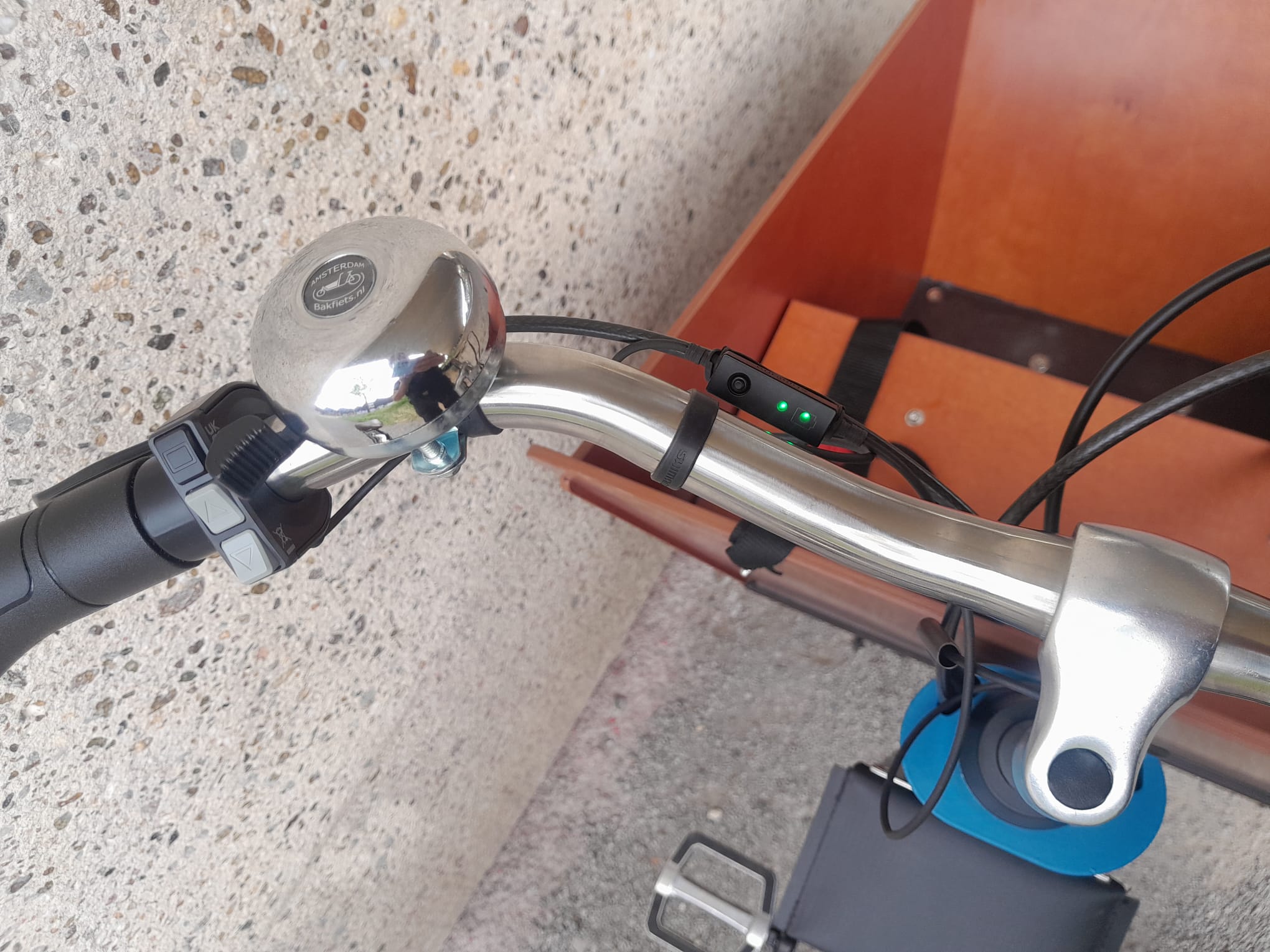 Bakfiets.nl Cruiser Short, Mat Petrol Blue, Shimano 5-speed naaf, Rollerbrake remmen, Shimano 6100 middenmotor,  Accu 418Wh, zwarte koplamp, Bruin e-bike zadel, rvs spatborden, zwarte achterdrager