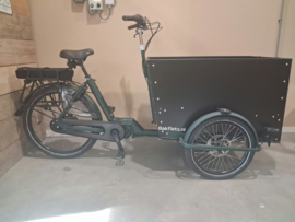 Bakfiets.nl Cargobike driewieler breed, kleur donker groen , Shimano 6100 motor, 400Wh accu, 7 versnellingen; hoge rechte zwarte bak