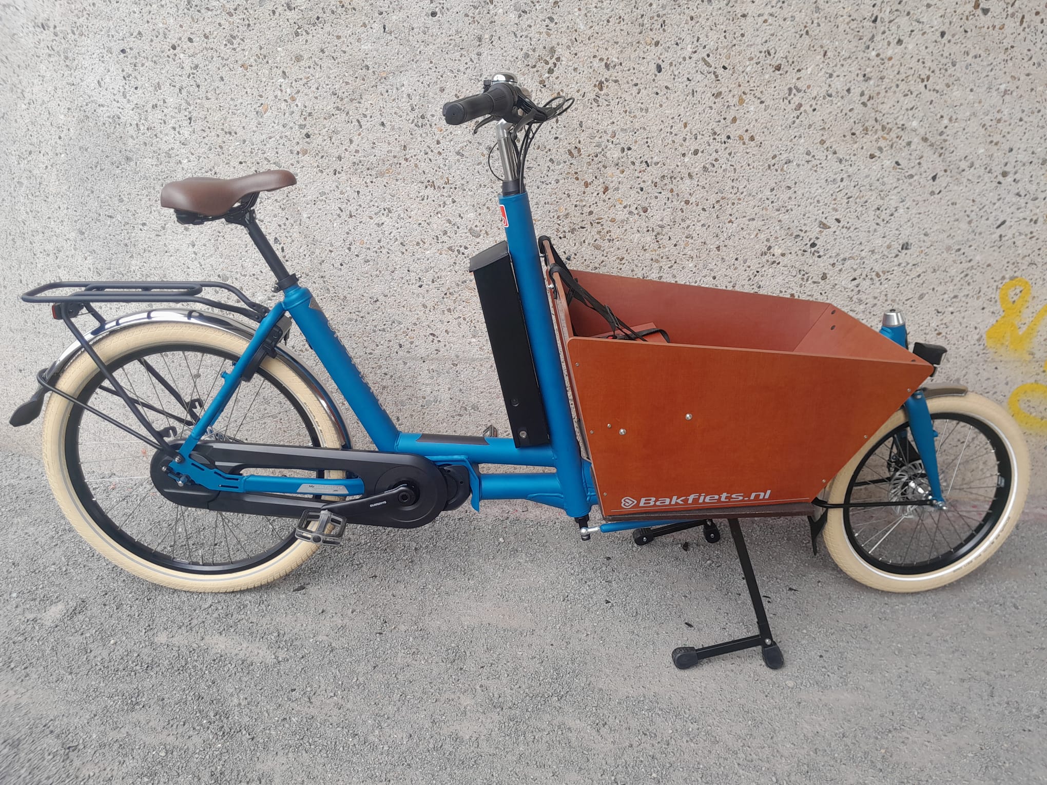 Bakfiets.nl Cruiser Short, Mat Petrol Blue, Shimano 5-speed naaf, Rollerbrake remmen, Shimano 6100 middenmotor,  Accu 418Wh, zwarte koplamp, Bruin e-bike zadel, rvs spatborden, zwarte achterdrager