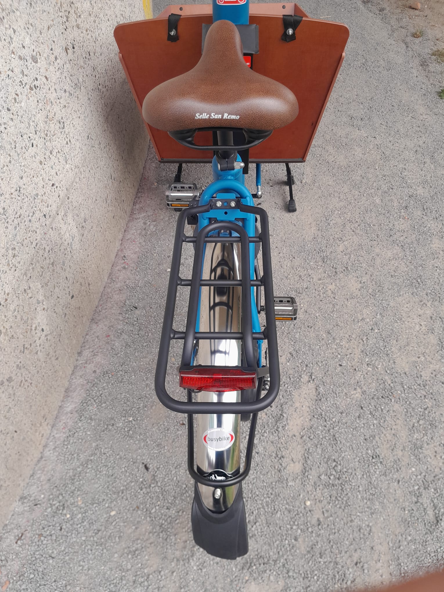 Bakfiets.nl Cruiser Short, Mat Petrol Blue, Shimano 5-speed naaf, Rollerbrake remmen, Shimano 6100 middenmotor,  Accu 418Wh, zwarte koplamp, Bruin e-bike zadel, rvs spatborden, zwarte achterdrager
