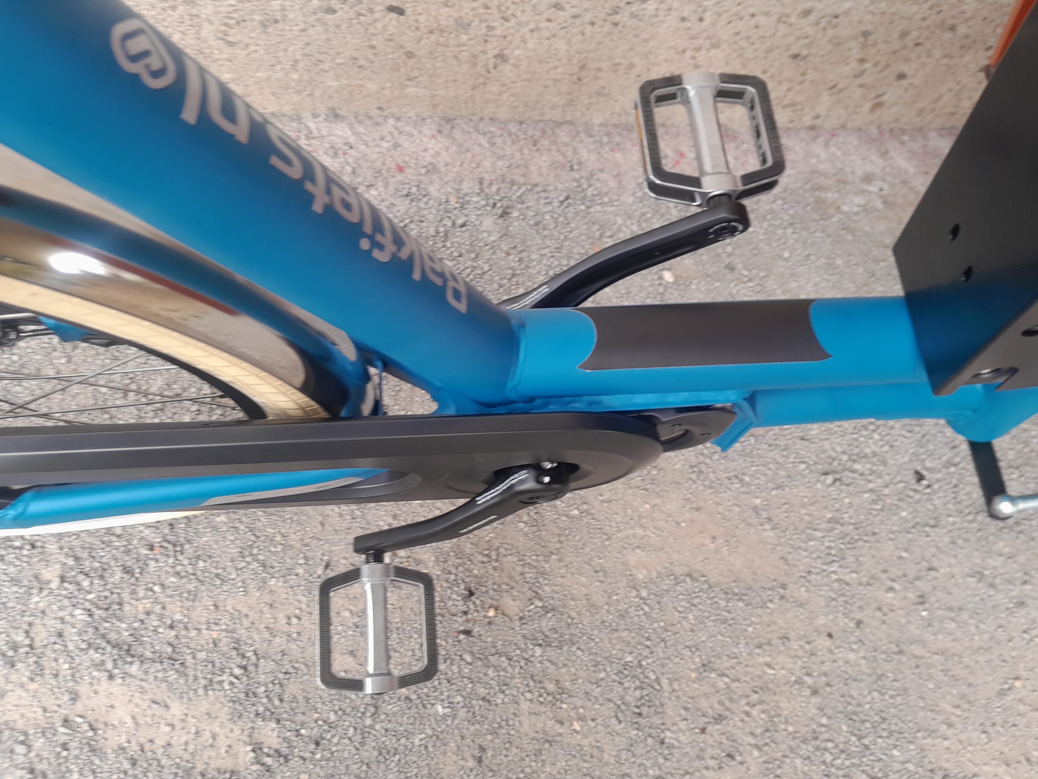 Bakfiets.nl Cruiser Short, Mat Petrol Blue, Shimano 5-speed naaf, Rollerbrake remmen, Shimano 6100 middenmotor,  Accu 418Wh, zwarte koplamp, Bruin e-bike zadel, rvs spatborden, zwarte achterdrager