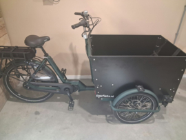 Bakfiets.nl Cargobike driewieler breed, kleur donker groen , Shimano 6100 motor, 400Wh accu, 7 versnellingen; hoge rechte zwarte bak