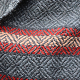 omslagdoek grijs met rood 85x190