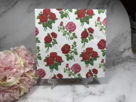 Kleine bosjes rozen knutsel servet nr 217