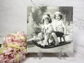 Sagen vintage 2 meisjes op slee servet nr 448