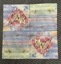 Bloemen in hart op hout en vlinders knutsel servet 2x2 afb. nr HM17