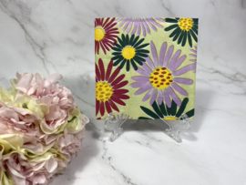 Gekleurde bloemen op groen servet nr C8