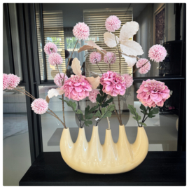 Vaas met zijden bloemen