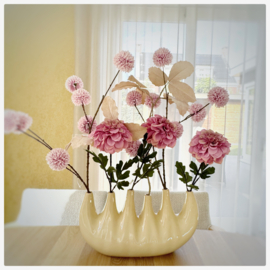 Vaas met zijden bloemen
