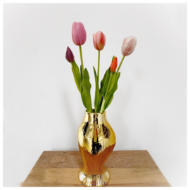 Vaas vis met roze kunst tulpen