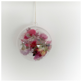 Kersthanger bal met droogbloemen roze