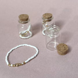 Glazen flesje met armbandje