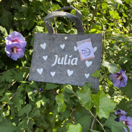 Kleine vilten tas  |  Naam en hartjes