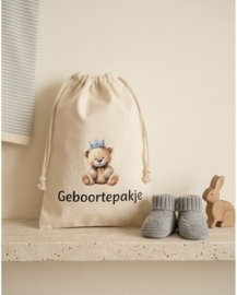 Katoenen zakje “Geboortepakje” met beertje en blauw kroontje – 20x30 cm