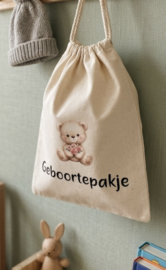 Katoenen zakje “Geboortepakje” met beertje en roze bloemetjes – 20x30 cm
