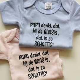 Papa denkt dat hij de baas is, dat is zo schattig! - Rompertje