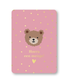 Hoera een meisje (little bear) - A6 roze ansichtkaart