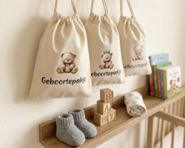 Katoenen zakje “Geboortepakje” met beertje en blauw kroontje – 20x30 cm