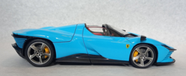 Ferrari Daytona SP3 - helderblauw/zwart 1/18