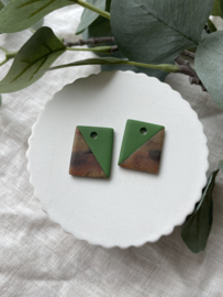 Amulet • patroon • groen en hoorn