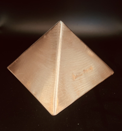 Koperen piramide b 11cm x h 8 cm
