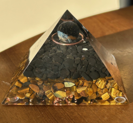 Piramide met Valkenoog (bol), Onyx, Tijgeroog en Koper 9,5x9,5x7,5cm