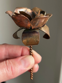 Kleine roos van Koper met steel 8,5x5cm
