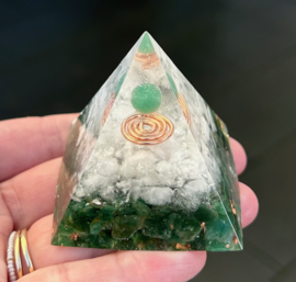 Piramide met Agaat, Bergkristal en Aventurijn 5x5x5,5cm