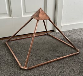Piramide van Koper 48x48x32cm.