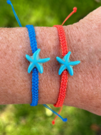 jut-armbandje (blauw of oranje) met zeester turquoise