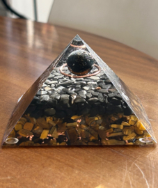 Piramide met Valkenoog (bol), Onyx, Tijgeroog en Koper 9,5x9,5x7,5cm