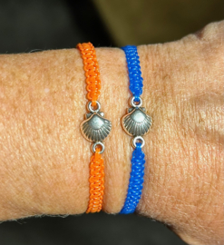 jut-armbandje (blauw of oranje) met schelp