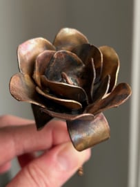 Kleine roos van Koper met steel 8,5x5cm