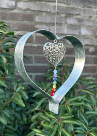 Hart van Zink met opengewerkt hart en gekleurde glaskralen 16,5x15,5
