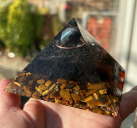 Piramide met Valkenoog (bol), Onyx, Tijgeroog en Koper 9,5x9,5x7,5cm