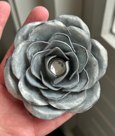 Roos van Zink met korte steel +/-9x9cm