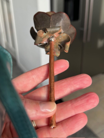 Roosje van Koper met flesje (15x6,5cm)