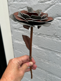 Roos van Zink 2-kleurig grey/rouge + blad, steel van koper 29x11cm