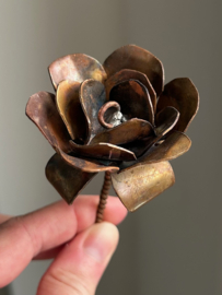 Kleine roos van Koper met steel 8,5x5cm