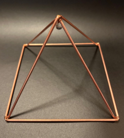 Piramide van Koper 16x16x11,5cm met Bergkristal