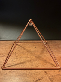Piramide van Koper 16x16x11,5cm met Bergkristal