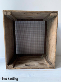 Stoere houten kist met gaas