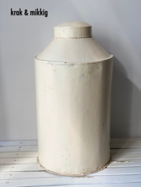 Stoere oude grote voorraadblik/ton