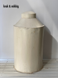Stoere oude grote voorraadblik/ton