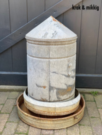 Stoere oude zinken kippen voerton