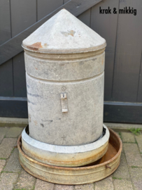 Stoere oude zinken kippen voerton